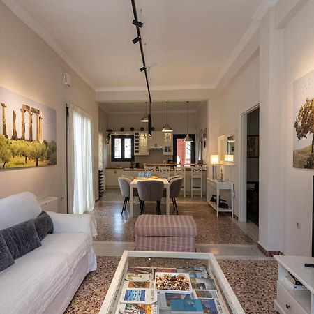 Angelinas Quarters - Kalamata Mediterranean Villas 外观 照片