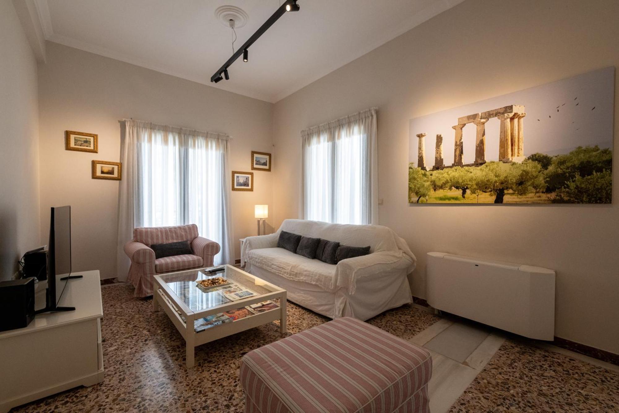 Angelinas Quarters - Kalamata Mediterranean Villas 外观 照片