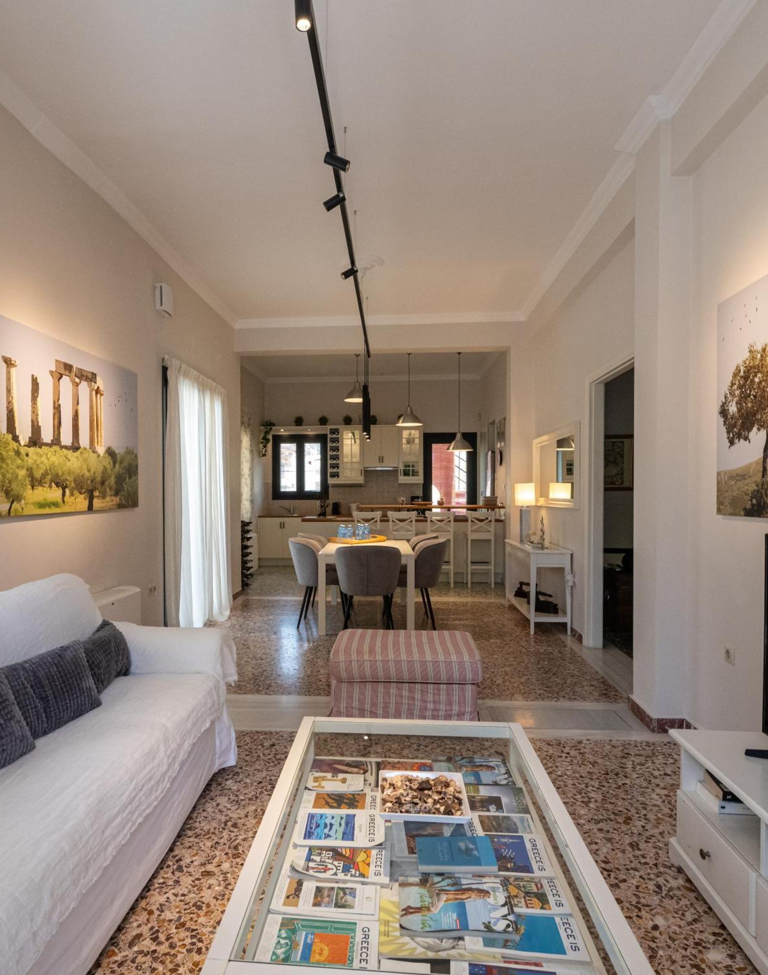 Angelinas Quarters - Kalamata Mediterranean Villas 外观 照片